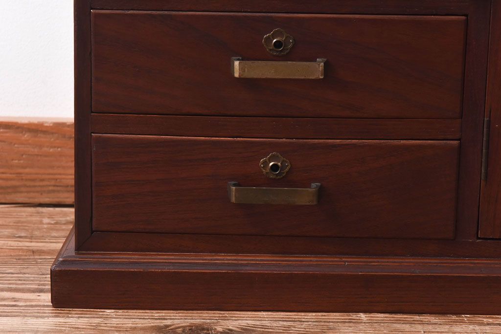 アンティーク家具　上手物!　栗材　繊細な意匠からこだわりが伝わるアンティーク飾り棚(収納棚)