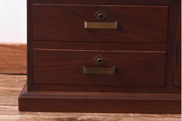 アンティーク家具　上手物!　栗材　繊細な意匠からこだわりが伝わるアンティーク飾り棚(収納棚)