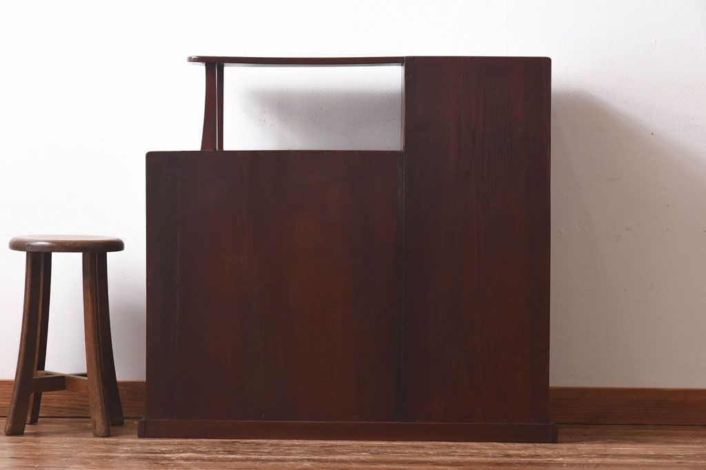 アンティーク家具　上手物!　栗材　繊細な意匠からこだわりが伝わるアンティーク飾り棚(収納棚)