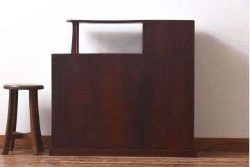 アンティーク家具　上手物!　栗材　繊細な意匠からこだわりが伝わるアンティーク飾り棚(収納棚)