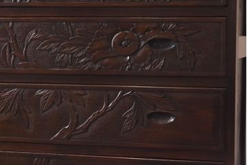 中古　伝統工芸軽井沢彫り　牡丹の意匠が目を引く上品なチェスト(衣装箪笥、タンス)
