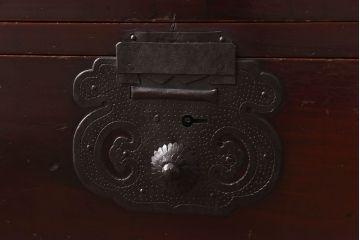 アンティーク家具　和製アンティーク　艶やかな漆塗りが魅力の松本衣装箪笥ローボード(チェスト)