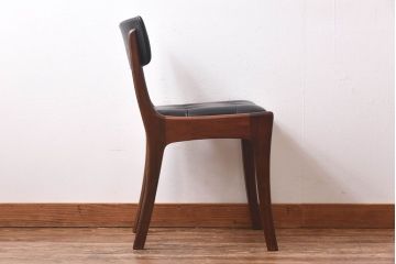 アンティーク家具　北欧・デンマーク　ボタン付きの黒のレザーが格好いいチェア(ダイニングチェア、椅子)