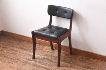 アンティーク家具　北欧・デンマーク　ボタン付きの黒のレザーが格好いいチェア(ダイニングチェア、椅子)