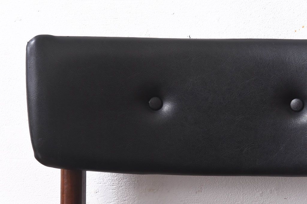 アンティーク家具　北欧・デンマーク　ボタン付きの黒のレザーが格好いいチェア(ダイニングチェア、椅子)