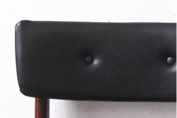 アンティーク家具　北欧・デンマーク　ボタン付きの黒のレザーが格好いいチェア(ダイニングチェア、椅子)