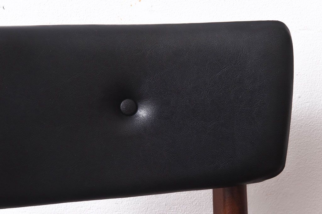 アンティーク家具　北欧・デンマーク　ボタン付きの黒のレザーが格好いいチェア(ダイニングチェア、椅子)