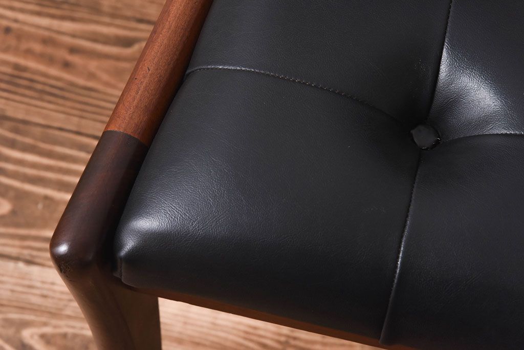 アンティーク家具　北欧・デンマーク　ボタン付きの黒のレザーが格好いいチェア(ダイニングチェア、椅子)