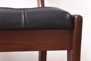 アンティーク家具　北欧・デンマーク　ボタン付きの黒のレザーが格好いいチェア(ダイニングチェア、椅子)