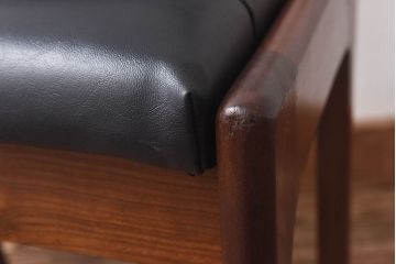 アンティーク家具　北欧・デンマーク　ボタン付きの黒のレザーが格好いいチェア(ダイニングチェア、椅子)