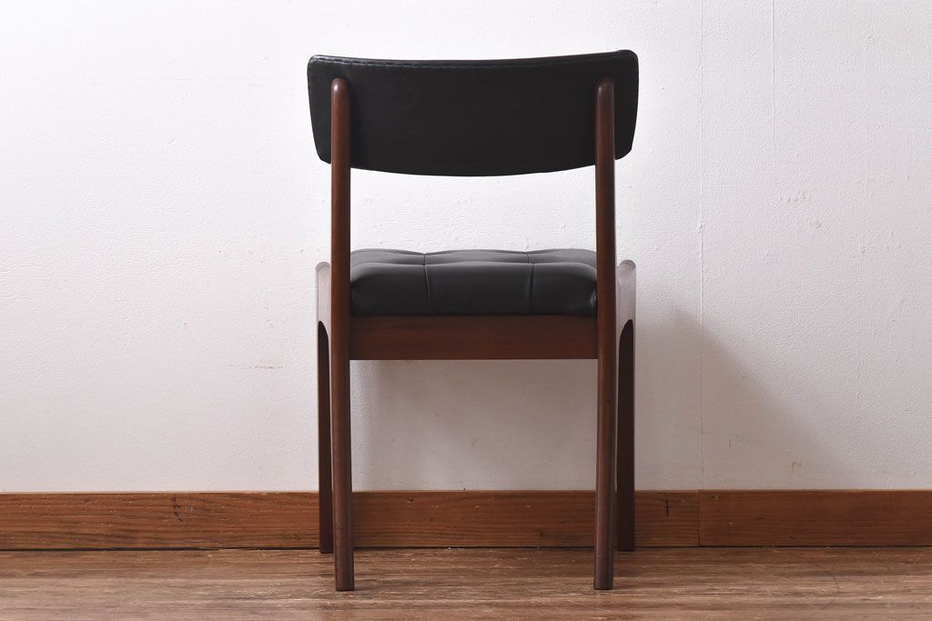 アンティーク家具　北欧・デンマーク　ボタン付きの黒のレザーが格好いいチェア(ダイニングチェア、椅子)