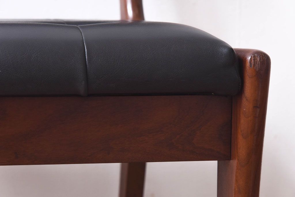 アンティーク家具　北欧・デンマーク　ボタン付きの黒のレザーが格好いいチェア(ダイニングチェア、椅子)(3)