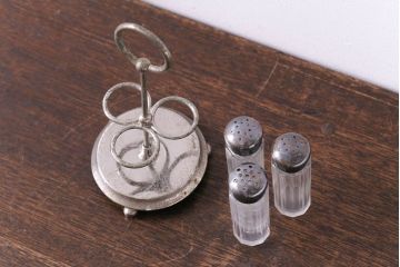 アンティーク雑貨　ヴィンテージ　シンプルなデザインの調味料シェーカー・ホルダーセット(ビンテージ)