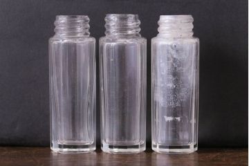 アンティーク雑貨　ヴィンテージ　シンプルなデザインの調味料シェーカー・ホルダーセット(ビンテージ)