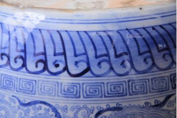 アンティーク雑貨　和製アンティーク　伊万里　鳳凰桐唐草文　きめ細かい図柄が魅力的な瀬戸火鉢(手あぶり)