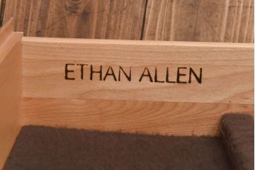 中古　ETHAN ALLEN(イーセンアーレン)　大型チャイナキャビネット(カップボード、食器棚、飾り棚)