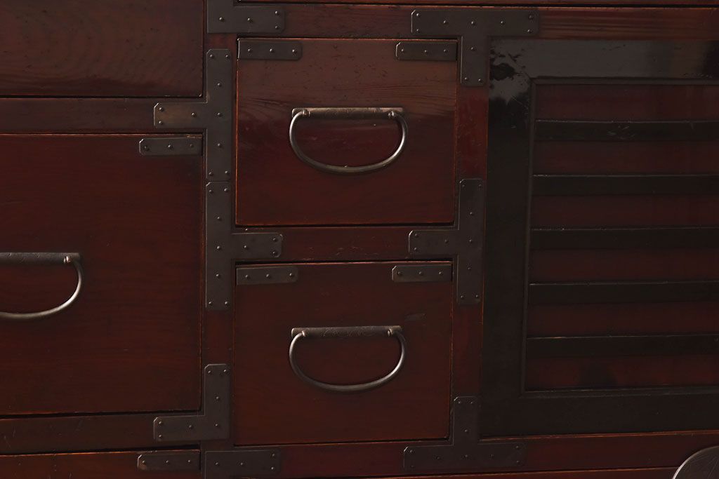 アンティーク家具　和製アンティーク　前面ケヤキ材　銅金具が印象的なからくり付き大川箪笥サイドボード(時代箪笥・キャビネット)