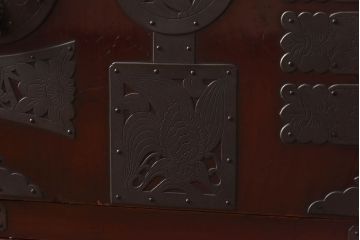 アンティーク家具　和製アンティーク　前面ケヤキ材　銅金具が印象的なからくり付き大川箪笥サイドボード(時代箪笥・キャビネット)