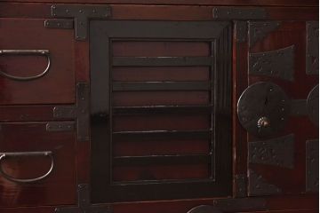 アンティーク家具　和製アンティーク　前面ケヤキ材　銅金具が印象的なからくり付き大川箪笥サイドボード(時代箪笥・キャビネット)