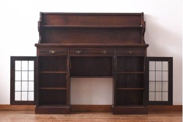 アンティーク家具　イギリスアンティーク　オーク材　重厚な佇まいが魅力のキャビネット(キッチンボード、サイドボード)