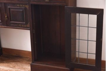 アンティーク家具　イギリスアンティーク　オーク材　重厚な佇まいが魅力のキャビネット(キッチンボード、サイドボード)