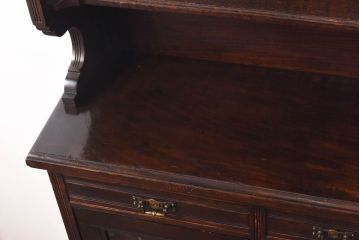 アンティーク家具　イギリスアンティーク　オーク材　重厚な佇まいが魅力のキャビネット(キッチンボード、サイドボード)