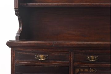 アンティーク家具　イギリスアンティーク　オーク材　重厚な佇まいが魅力のキャビネット(キッチンボード、サイドボード)