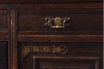 アンティーク家具　イギリスアンティーク　オーク材　重厚な佇まいが魅力のキャビネット(キッチンボード、サイドボード)