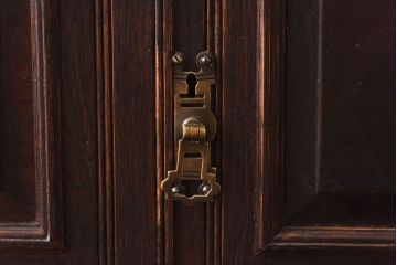 アンティーク家具　イギリスアンティーク　オーク材　重厚な佇まいが魅力のキャビネット(キッチンボード、サイドボード)