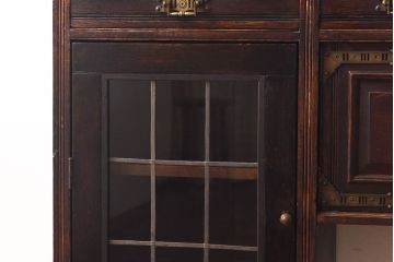 アンティーク家具　イギリスアンティーク　オーク材　重厚な佇まいが魅力のキャビネット(キッチンボード、サイドボード)