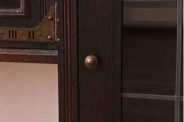 アンティーク家具　イギリスアンティーク　オーク材　重厚な佇まいが魅力のキャビネット(キッチンボード、サイドボード)