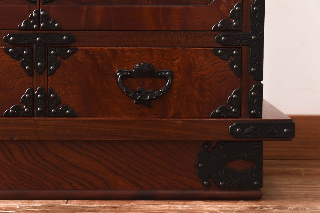 中古　桜木家具店製　本漆　岩谷堂箪笥　上質な和の雰囲気漂う鳴子型飾棚1号(収納棚)