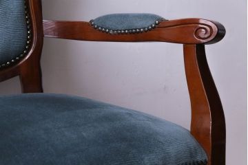 ビンテージ家具　ヨーロッパヴィンテージ　クラシカルなデザインが目を惹くロココ調アームチェア(サロンチェア、椅子)