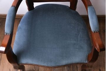 ビンテージ家具　ヨーロッパヴィンテージ　クラシカルなデザインが目を惹くロココ調アームチェア(サロンチェア、椅子)