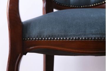ビンテージ家具　ヨーロッパヴィンテージ　クラシカルなデザインが目を惹くロココ調アームチェア(サロンチェア、椅子)