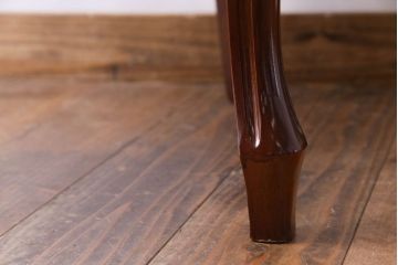 ビンテージ家具　ヨーロッパヴィンテージ　クラシカルなデザインが目を惹くロココ調アームチェア(サロンチェア、椅子)