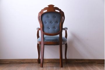 ビンテージ家具　ヨーロッパヴィンテージ　クラシカルなデザインが目を惹くロココ調アームチェア(サロンチェア、椅子)