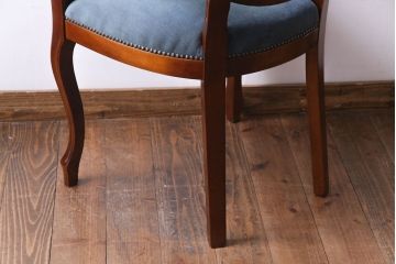 ビンテージ家具　ヨーロッパヴィンテージ　クラシカルなデザインが目を惹くロココ調アームチェア(サロンチェア、椅子)