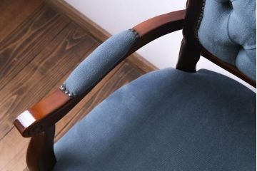 ビンテージ家具　ヨーロッパヴィンテージ　クラシカルなデザインが目を惹くロココ調アームチェア(サロンチェア、椅子)