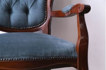 ビンテージ家具　ヨーロッパヴィンテージ　クラシカルなデザインが目を惹くロココ調アームチェア(サロンチェア、椅子)