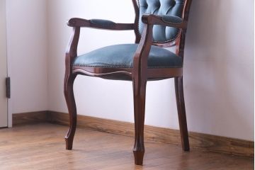 ビンテージ家具　ヨーロッパヴィンテージ　クラシカルなデザインが目を惹くロココ調アームチェア(サロンチェア、椅子)(1)