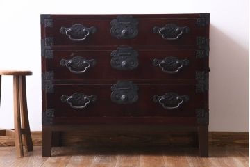 アンティーク家具　和製アンティーク　艶やかな漆塗りと金具の意匠が目を引く松本衣装箪笥ローボード(チェスト)
