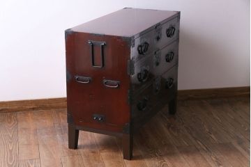 アンティーク家具　和製アンティーク　艶やかな漆塗りと金具の意匠が目を引く松本衣装箪笥ローボード(チェスト)