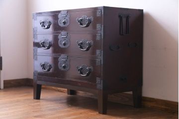 アンティーク家具　和製アンティーク　艶やかな漆塗りと金具の意匠が目を引く松本衣装箪笥ローボード(チェスト)