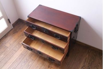 アンティーク家具　和製アンティーク　艶やかな漆塗りと金具の意匠が目を引く松本衣装箪笥ローボード(チェスト)