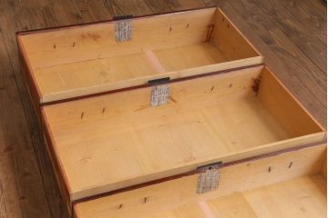 アンティーク家具　和製アンティーク　艶やかな漆塗りと金具の意匠が目を引く松本衣装箪笥ローボード(チェスト)