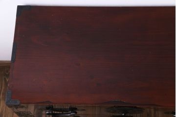 アンティーク家具　和製アンティーク　艶やかな漆塗りと金具の意匠が目を引く松本衣装箪笥ローボード(チェスト)