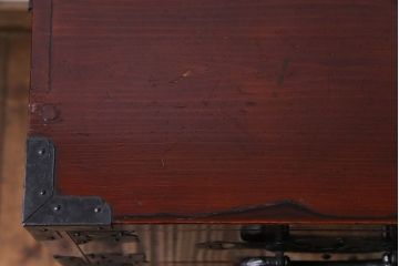 アンティーク家具　和製アンティーク　艶やかな漆塗りと金具の意匠が目を引く松本衣装箪笥ローボード(チェスト)