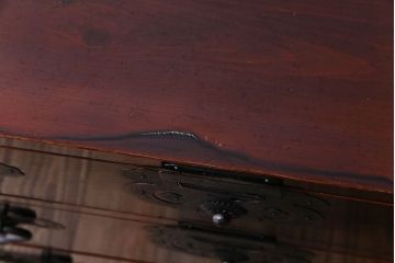 アンティーク家具　和製アンティーク　艶やかな漆塗りと金具の意匠が目を引く松本衣装箪笥ローボード(チェスト)