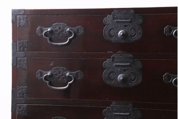 アンティーク家具　和製アンティーク　艶やかな漆塗りと金具の意匠が目を引く松本衣装箪笥ローボード(チェスト)